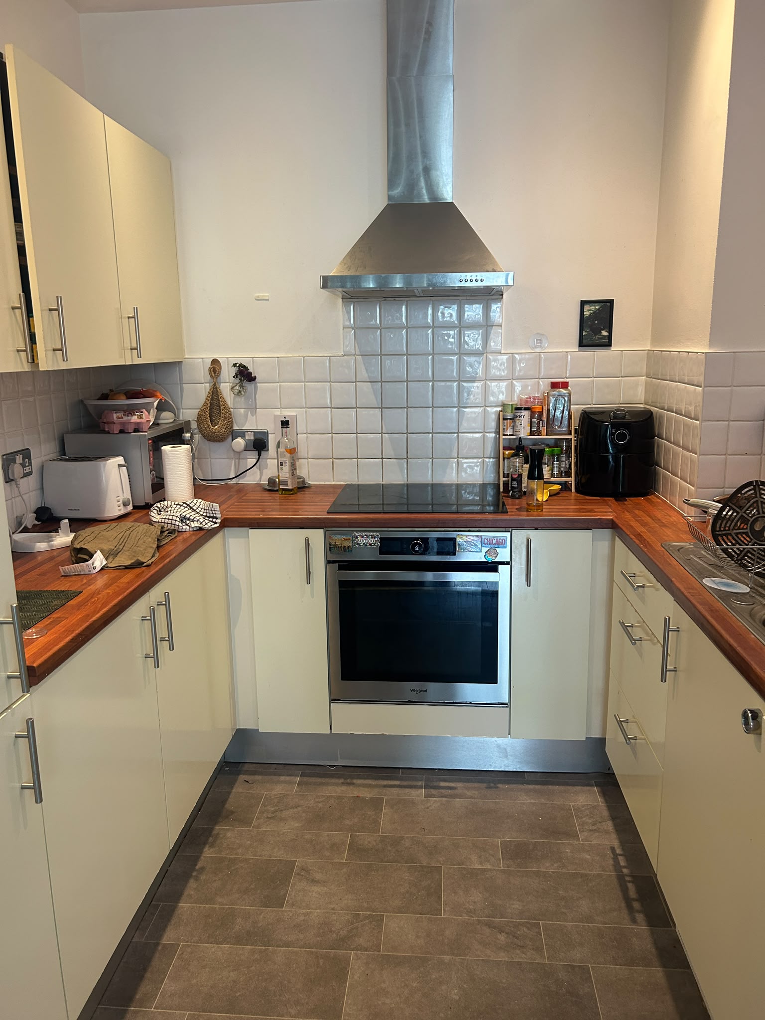 This ONE-bedroom apartment offers plenty of natural light and is well maintained. Conveniently located with quick access to the M50 and the LUAS, it provides excellent connectivity to Dublin city centre and surrounding areas. The property is ready for its next tenants.
