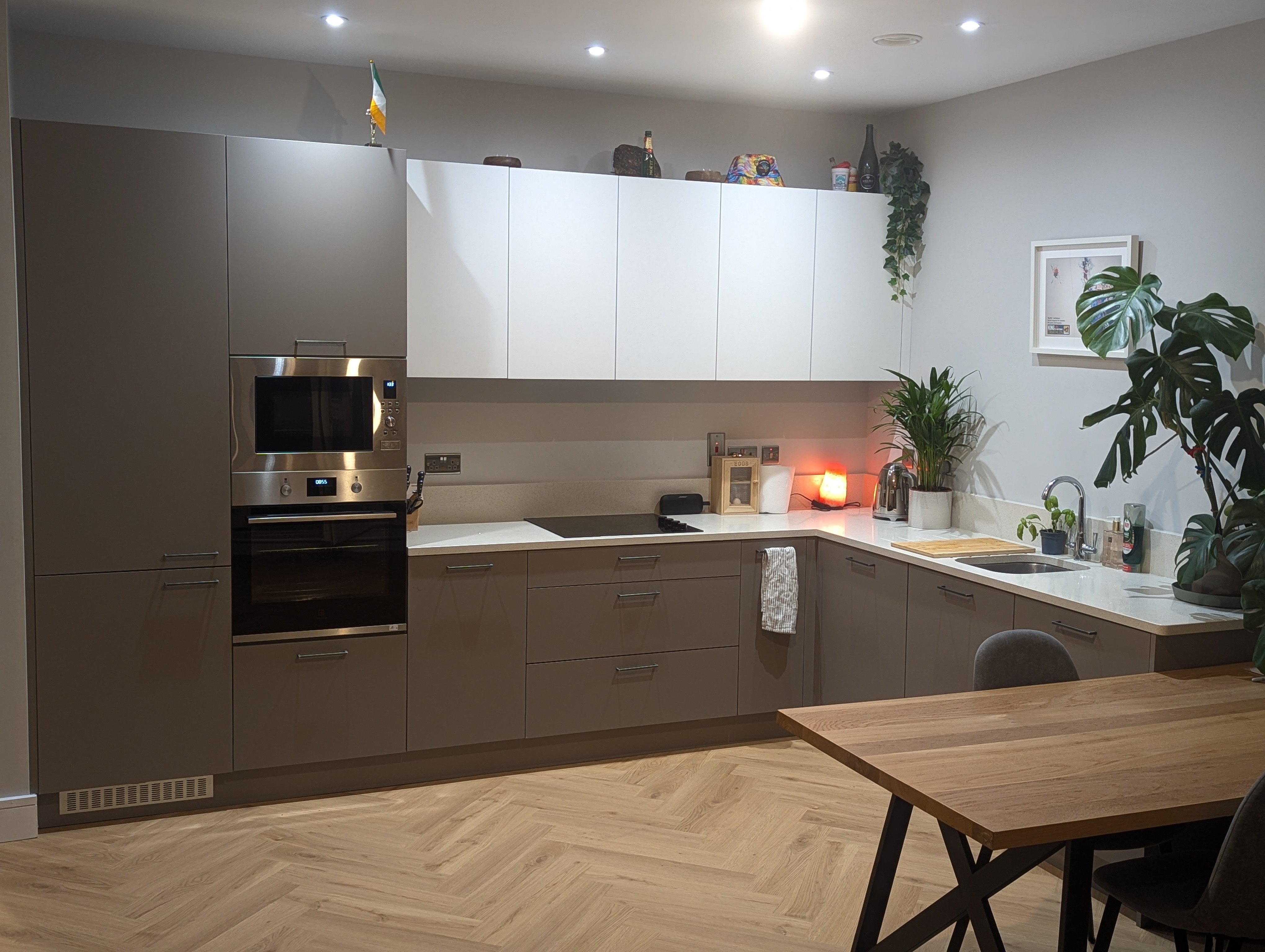 This bright two-bedroom apartment features a spacious, practical layout with plenty of natural light. Presented in excellent condition, the property offers a comfortable and welcoming home in a well-maintained setting, ready for immediate occupancy.