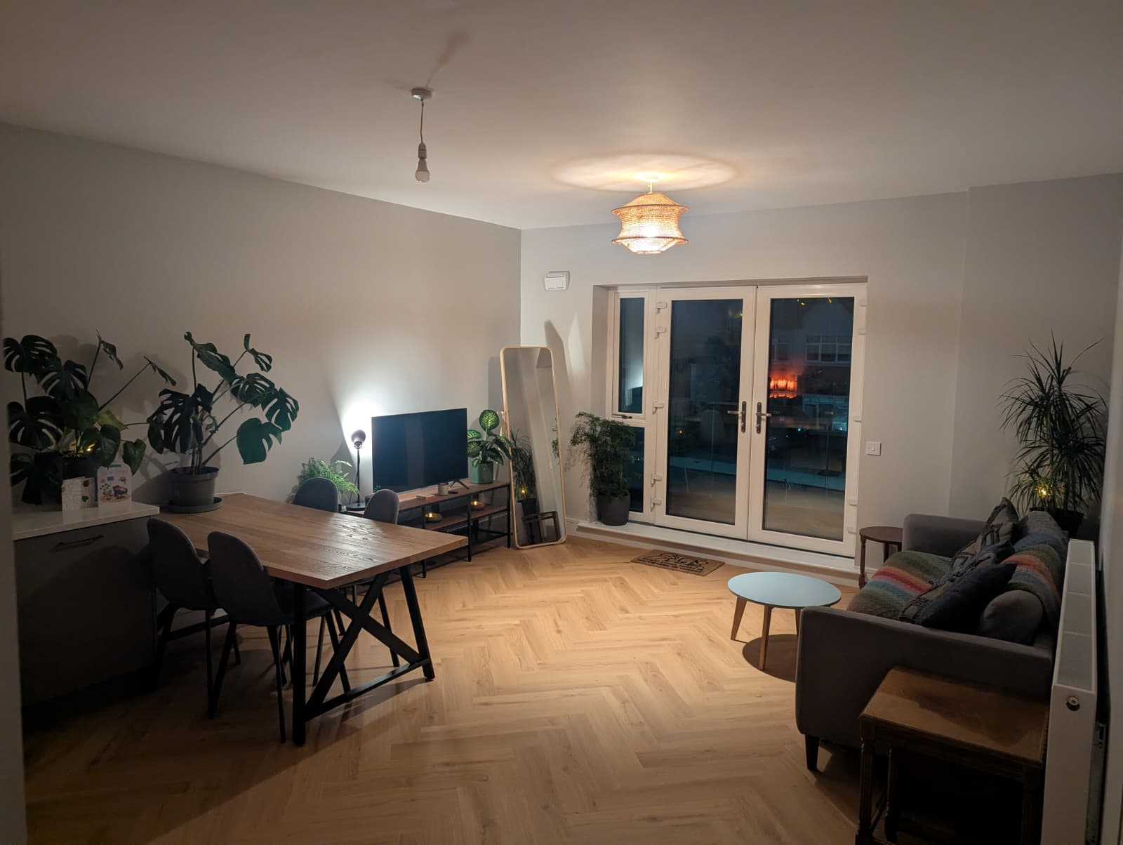 This 2-bedrooms apartment offers comfortable, well-proportioned living spaces with good natural light throughout. The accommodation is well-maintained and ready for its next tenants. Viewings are recommended.