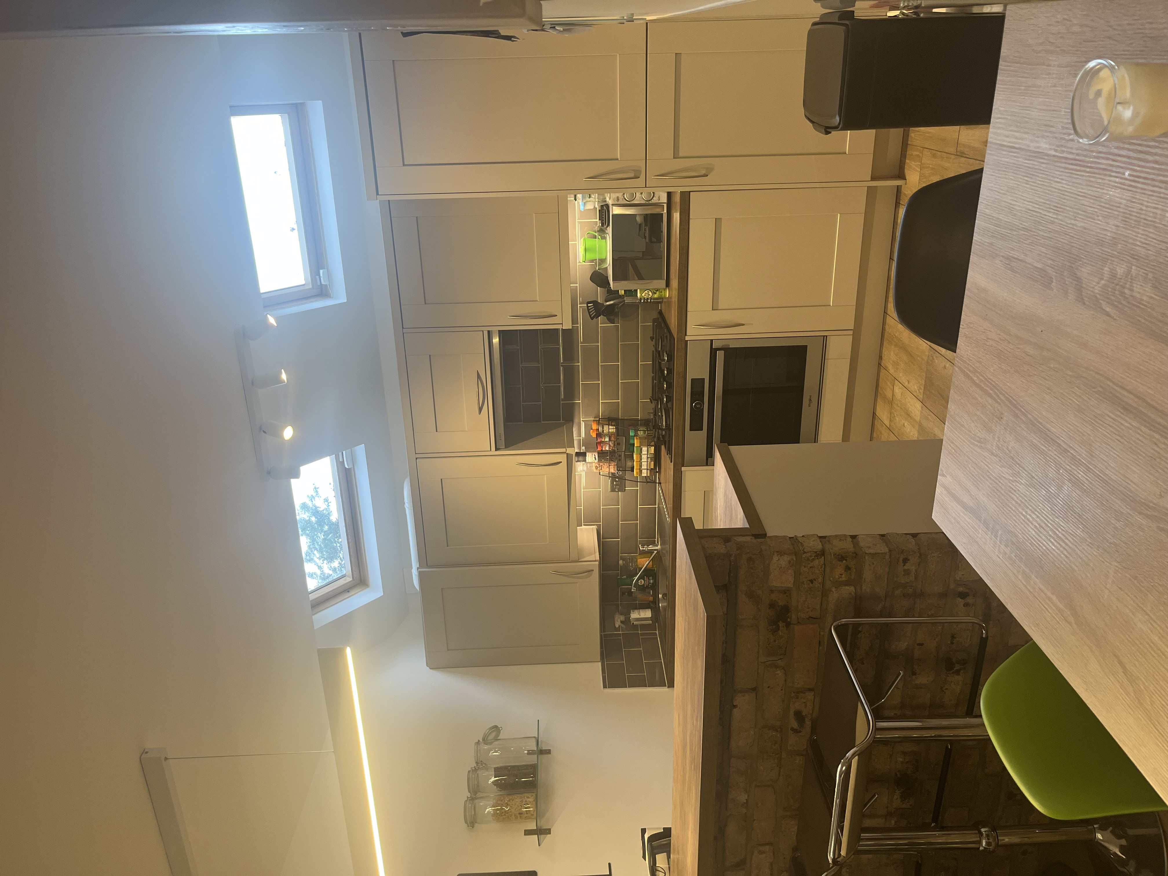 A welcoming 1-bedroom house with a practical layout that makes good use of space. The home is presented in a clean, move-in-ready condition. Arrange a viewing to see it for yourself.